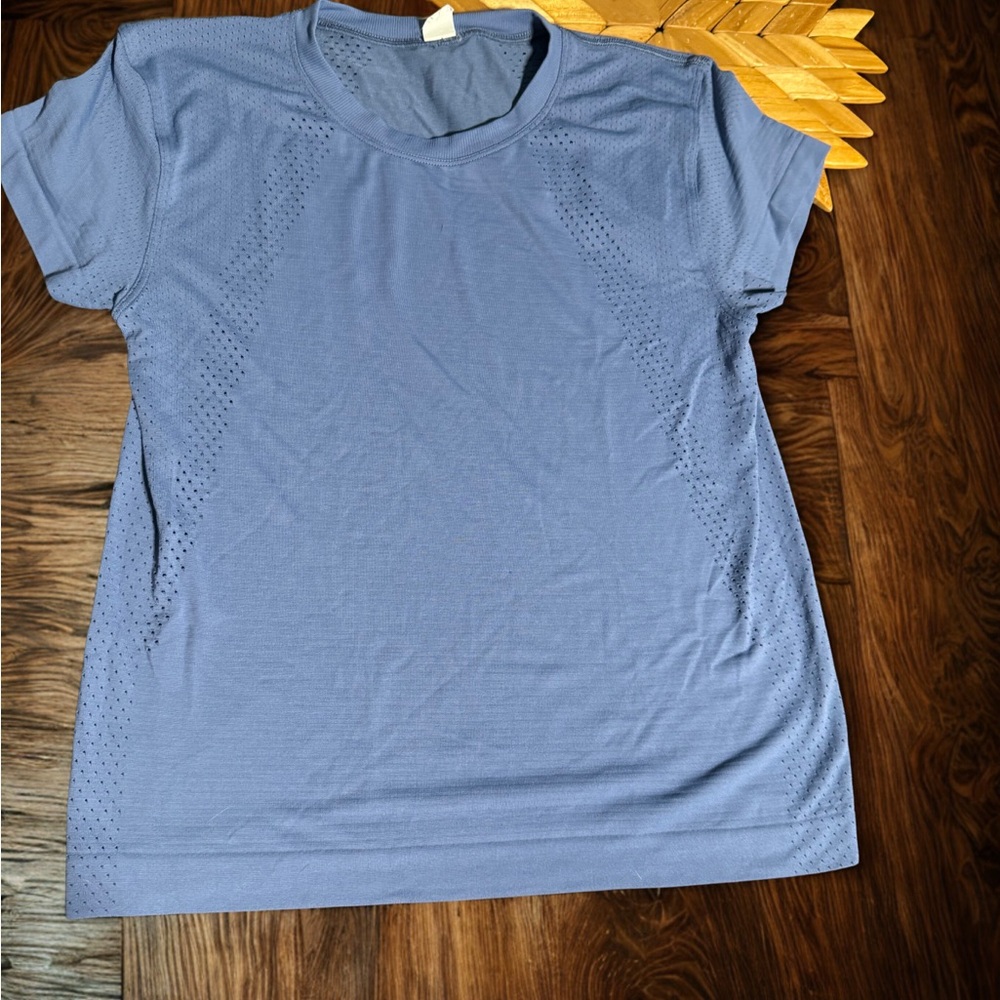 Lululemon Athletic tee EUC sz 4 light blue